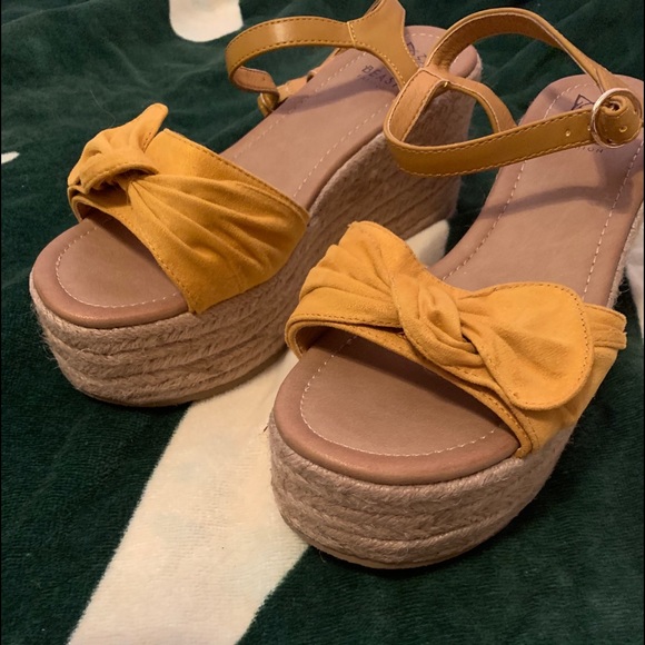 The Giselle Bow Wedge in Mustard - EUC Sz 8.5 - Picture 4 of 8